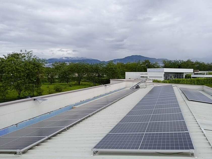 Instalación Sistema Solar Hibrido 19.44 KWP